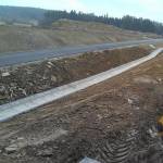 Výstavba odvodňovacích žlabů kolem dálnice D3